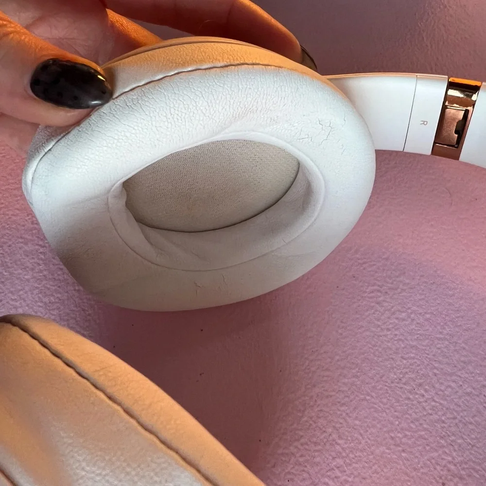 Beats by Dre Pink and Gold Noise Cancelling headphones - Picture 3 of 7